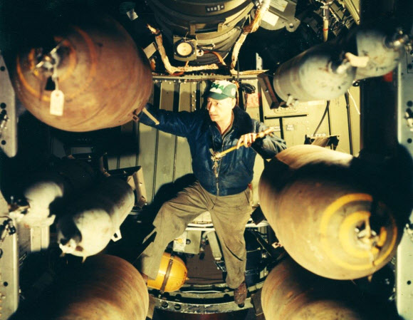 미국이 6·25전쟁 당시 평양과 신의주 등 북한 핵심지역 폭격 계획과 장면이 담긴 사진을 15일 공개했다. 사진은 6·25전쟁 당시 1천 파운드급 고폭탄을 관리하는 미군 장병. 2023.1.15. 유엔사 홈페이지 캡처