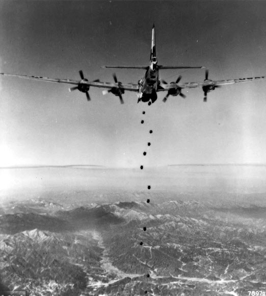 미국이 6·25전쟁 당시 평양과 신의주 등 북한 핵심지역 폭격 계획과 장면이 담긴 사진을 15일 공개했다. 사진은 6·25전쟁 당시 B-29의 북한 폭격 장면. 2023.1.15. 유엔사 홈페이지 캡처