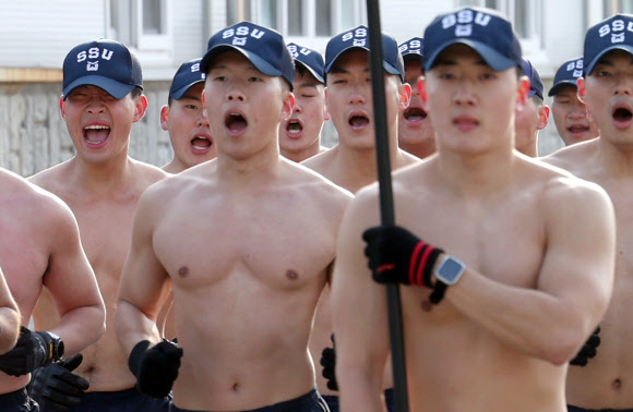 ‘큰 추위’라는 뜻의 절기 대한을 이틀 앞둔 18일 경남 창원시 진해구 진해 군항에서 해군 심해잠수사(SSU)가 혹한기 훈련(맨몸 구보)을 하고 있다. 2023.1.18. 연합뉴스