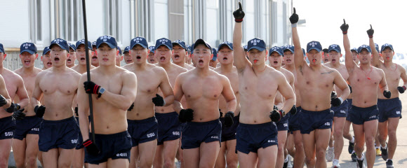 ‘큰 추위’라는 뜻의 절기 대한을 이틀 앞둔 18일 경남 창원시 진해구 진해 군항에서 해군 심해잠수사(SSU)가 혹한기 훈련(맨몸 구보)을 하고 있다. 2023.1.18 연합뉴스