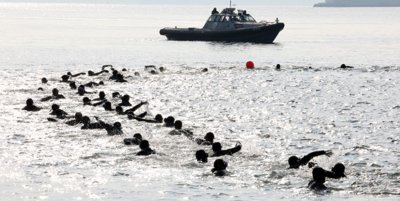 ‘큰 추위’라는 뜻의 절기 대한을 이틀 앞둔 18일 경남 창원시 진해구 진해 군항에서 해군 심해잠수사(SSU)가 혹한기 훈련(수영)을 하고 있다. 2023.1.18 연합뉴스