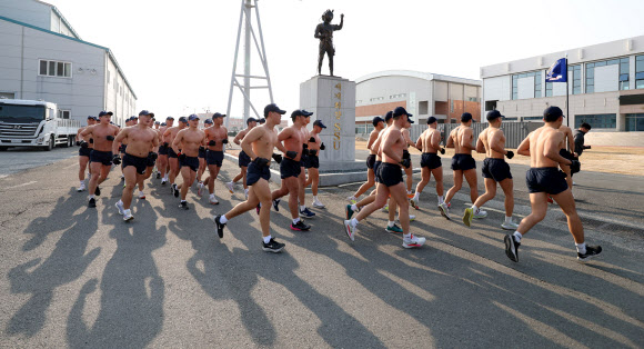 ‘큰 추위’라는 뜻의 절기 대한을 이틀 앞둔 18일 경남 창원시 진해구 진해 군항에서 해군 심해잠수사(SSU)가 혹한기 훈련(맨몸 구보)을 하고 있다. 2023.1.18 연합뉴스
