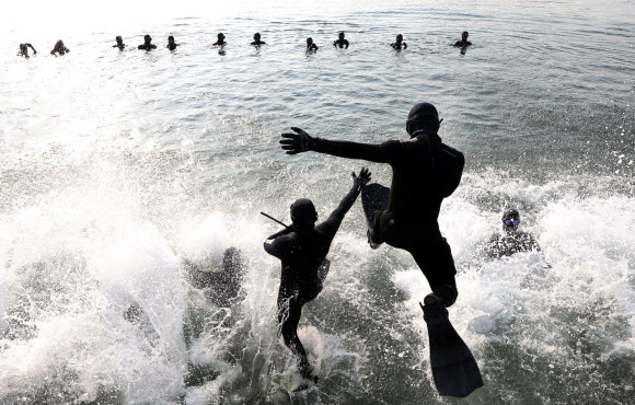‘큰 추위’라는 뜻의 절기 대한을 이틀 앞둔 18일 경남 창원시 진해구 진해 군항에서 해군 심해잠수사(SSU)가 서 차가운 겨울 바다를 견디며 혹한기 훈련을 하고 있다. 2023.1.18 연합뉴스