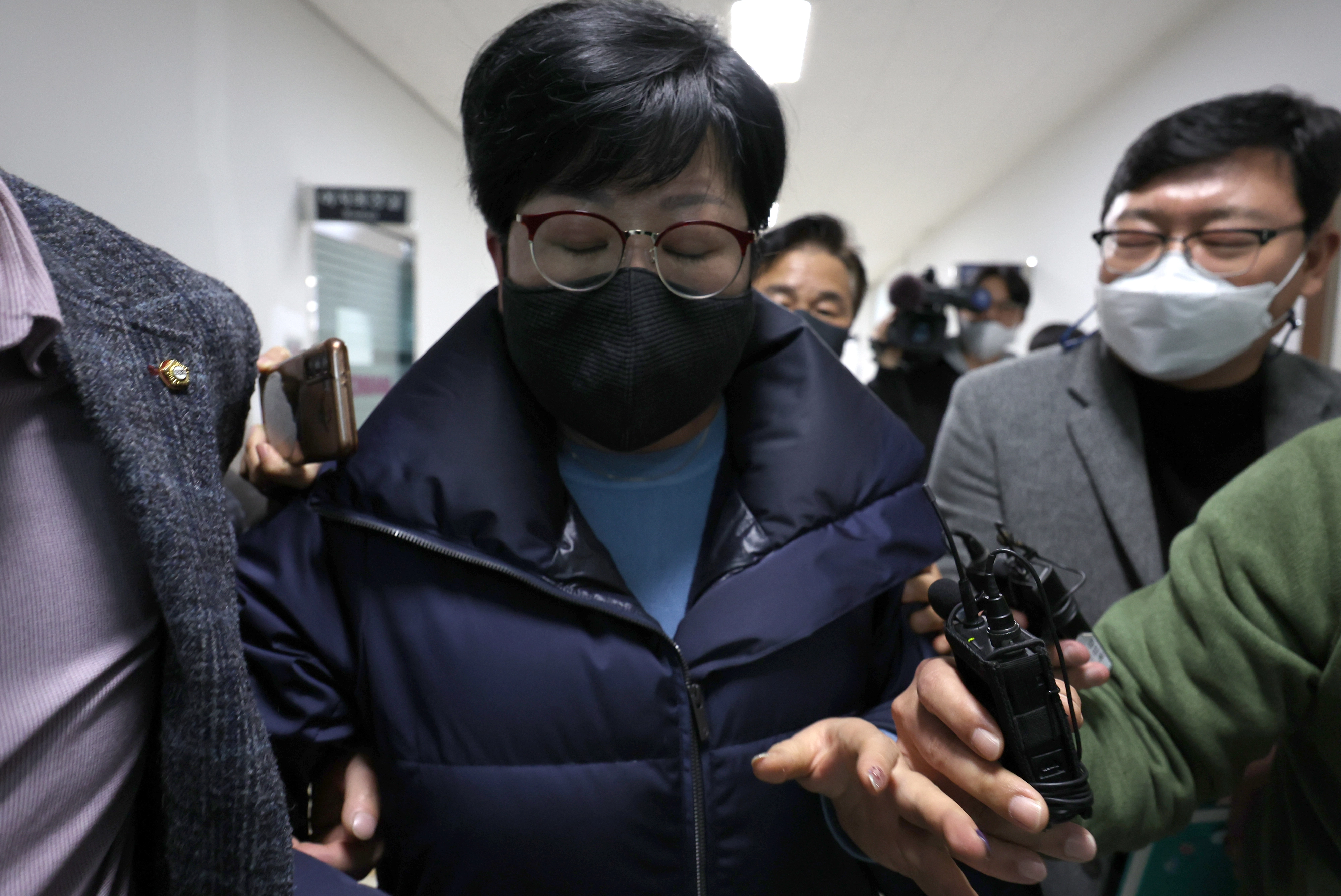 이태원 참사 유족에게 막말을 해 공분을 산 김미나 창원시의원이 10일 오후 창원시의회에서 열린 윤리심사자문위원회에서 소명을 마친 후 취재진의 질문에 입을 다문 채 나오고 있다.  2023.1.10. 연합뉴스