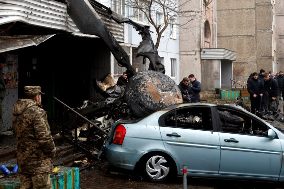 18일(현지시간) 우크라이나 키이우 외곽 브로바리 마을의 유치원 건물에 헬기가 추락해 드니스 모나스테르스키 우크라이나 내무장관 등 최소 16명이 사망했다고 로이터·AP통신 등 외신이 보도했다. 2023.1.18 로이터 연합뉴스