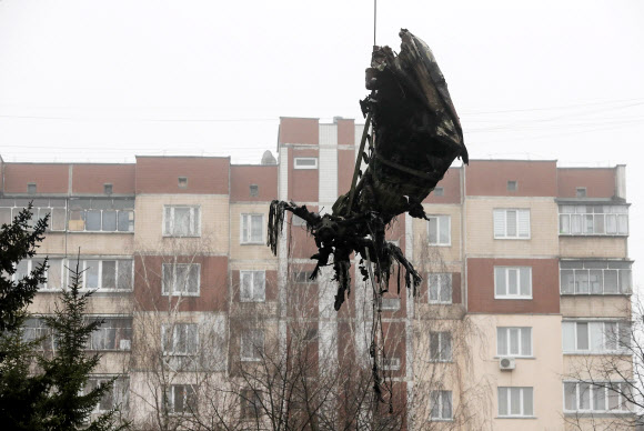 구조대가 18일(현지시간) 우크라이나 키이우 외곽 브로바리에 추락한 헬기의 잔해를 치우고 있다. 2023.1.18 EPA 연합뉴스