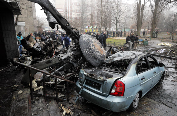 18일(현지시간) 우크라이나 키이우 외곽 브로바리에서 14명의 사망을 초래한 헬기 추락 현장 모습. 2023.1.18 EPA 연합뉴스