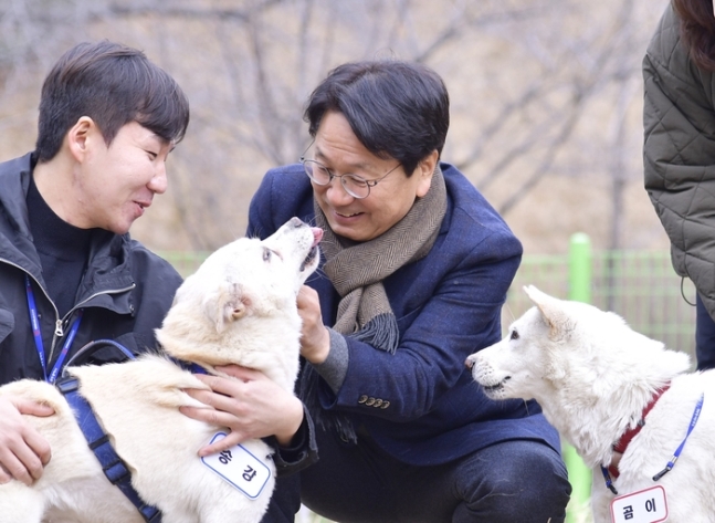 강기정 광주시장이 지난해 12월 12일 북구 우치동물원을 방문해 문재인 전 대통령이 기르다 정부에 반환한 풍산개 ‘곰이’와 ‘송강’을 맞이하고 있다. 광주시 제공