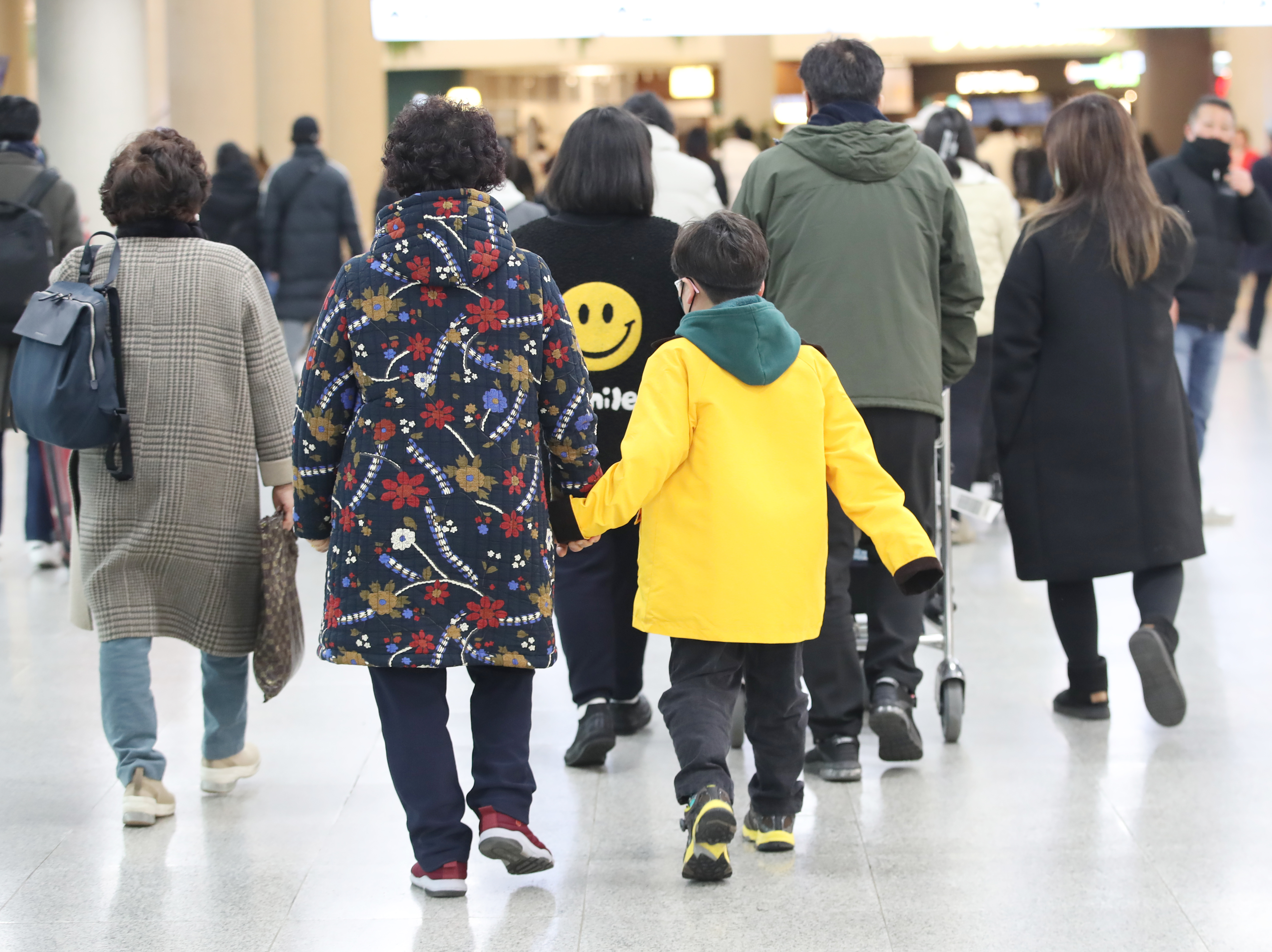 설 연휴 코앞...붐비는 제주공항  설 연휴를 이틀 앞둔 19일 오전 제주국제공항 국내선 도착장이 귀성객을 마중 나온 사람들과 관광객들로 붐비고 있다. 뉴스1