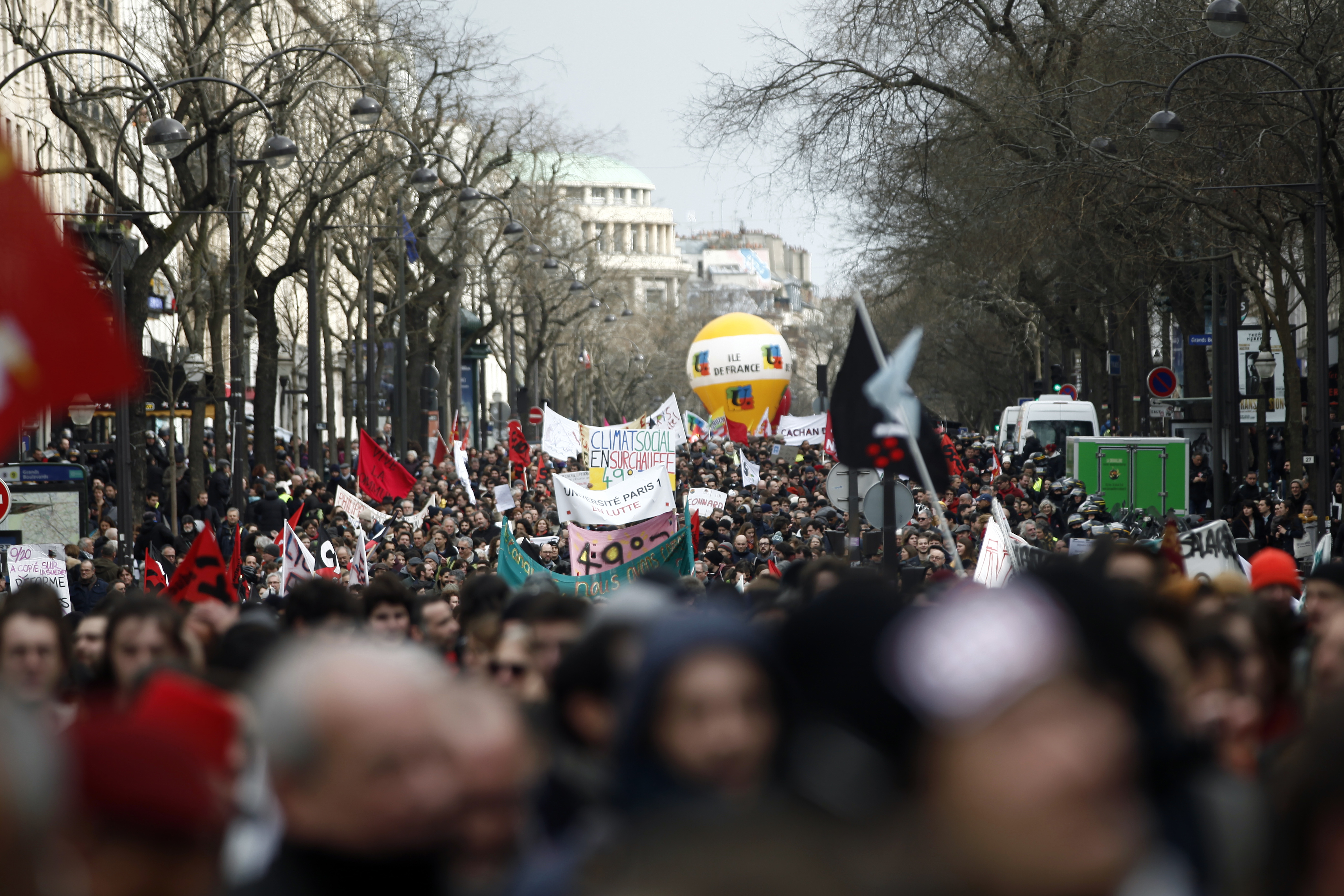 연금 개혁에 반대하는 시위자들이 지난 2020년 3월 3일(현지시간) 파리 시내의 한 거리를 가득 메우고 있다. 파리 AP 연합뉴스