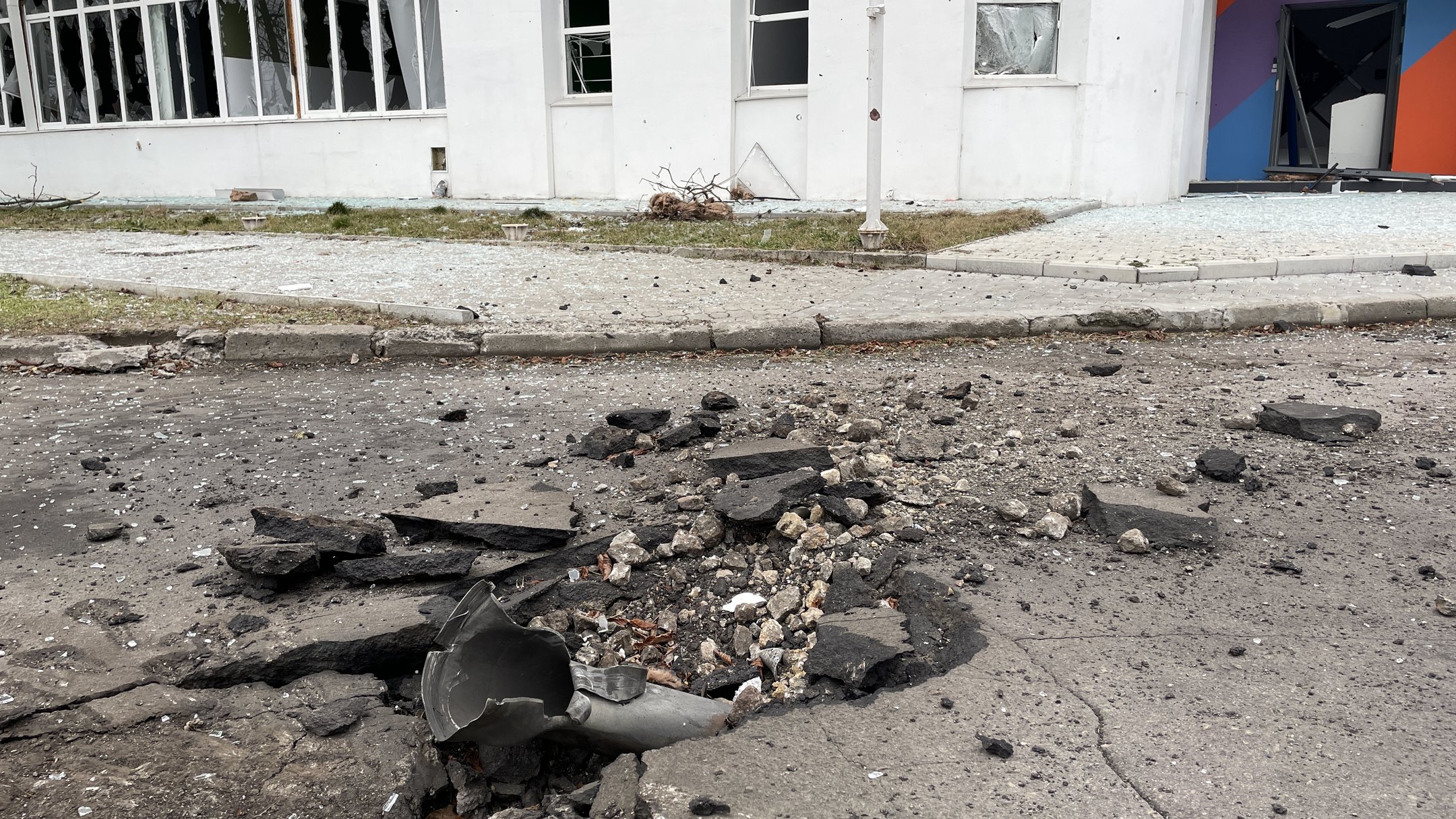 18일(현지시간) 우크라이나 남부 헤르손주의 한 인쇄소 앞에 러시아군 포탄이 박혀 있다. 2023.1.18 헤르손주정부