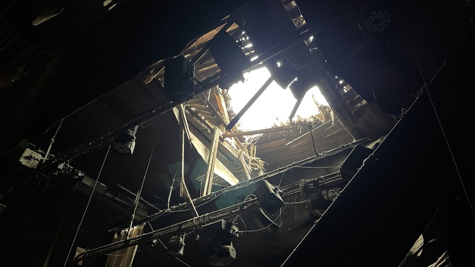 18일(현지시간) 우크라이나 남부 헤르손의 한 인형극장 지붕이 러시아군 공격으로 찢겨나가 있다. 2023.1.18. 헤르손 주정부