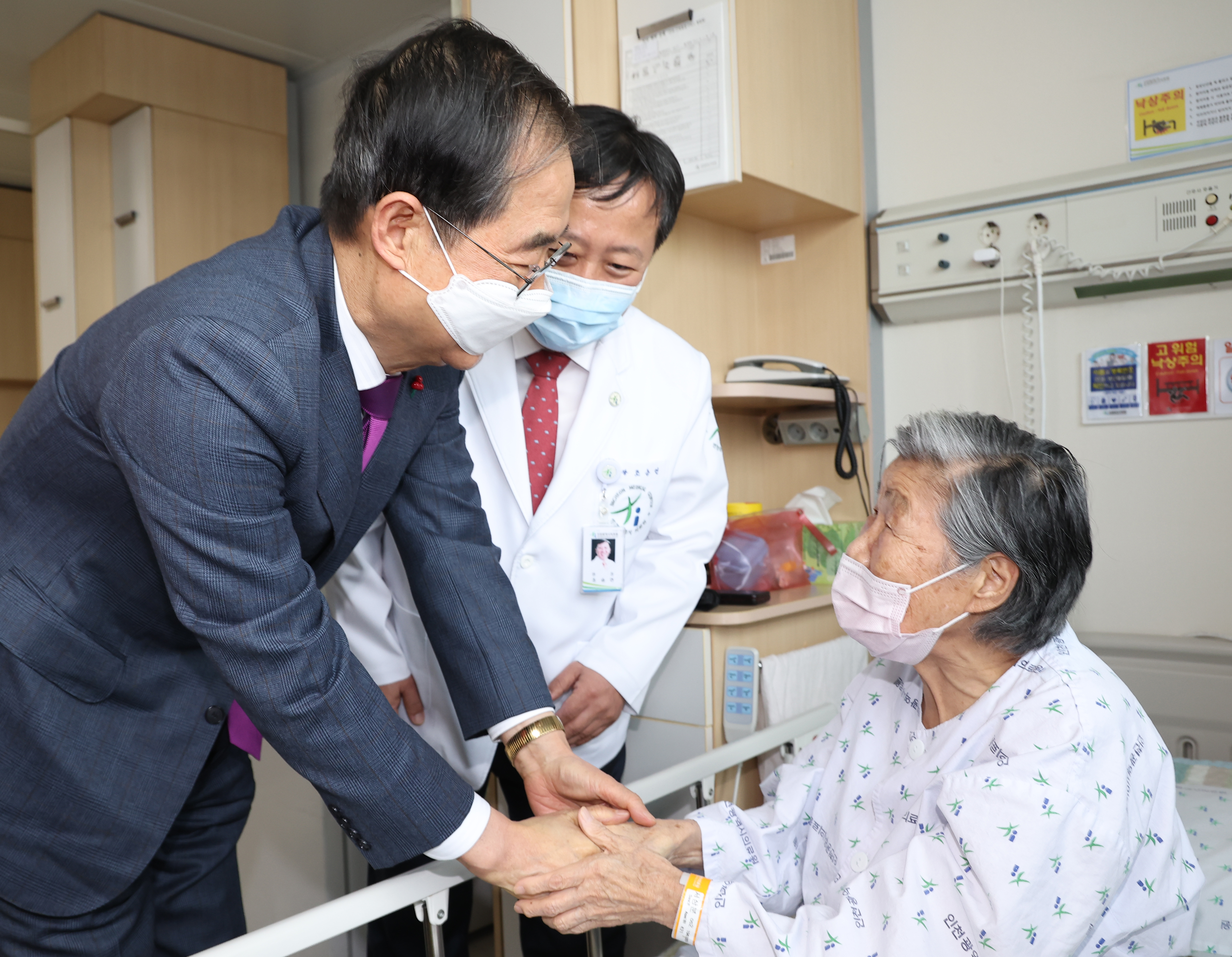 한덕수 국무총리가 19일 오후 설 연휴를 앞두고 인천시 동구 인천의료원을 방문해 입원해 있는 환자를 위로하고 있다. (사진=연합뉴스)