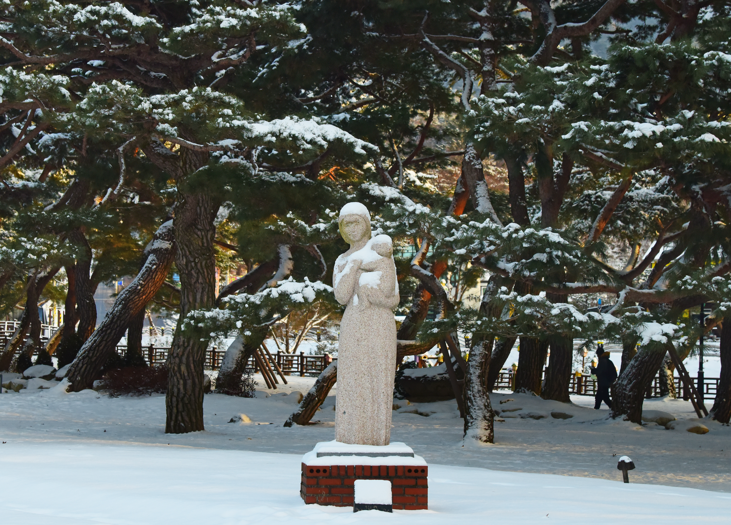 제천 시내에도 장락동 칠층모전석탑, 모산동 솔밭공원의 모자상(사진) 등 볼거리가 많다.