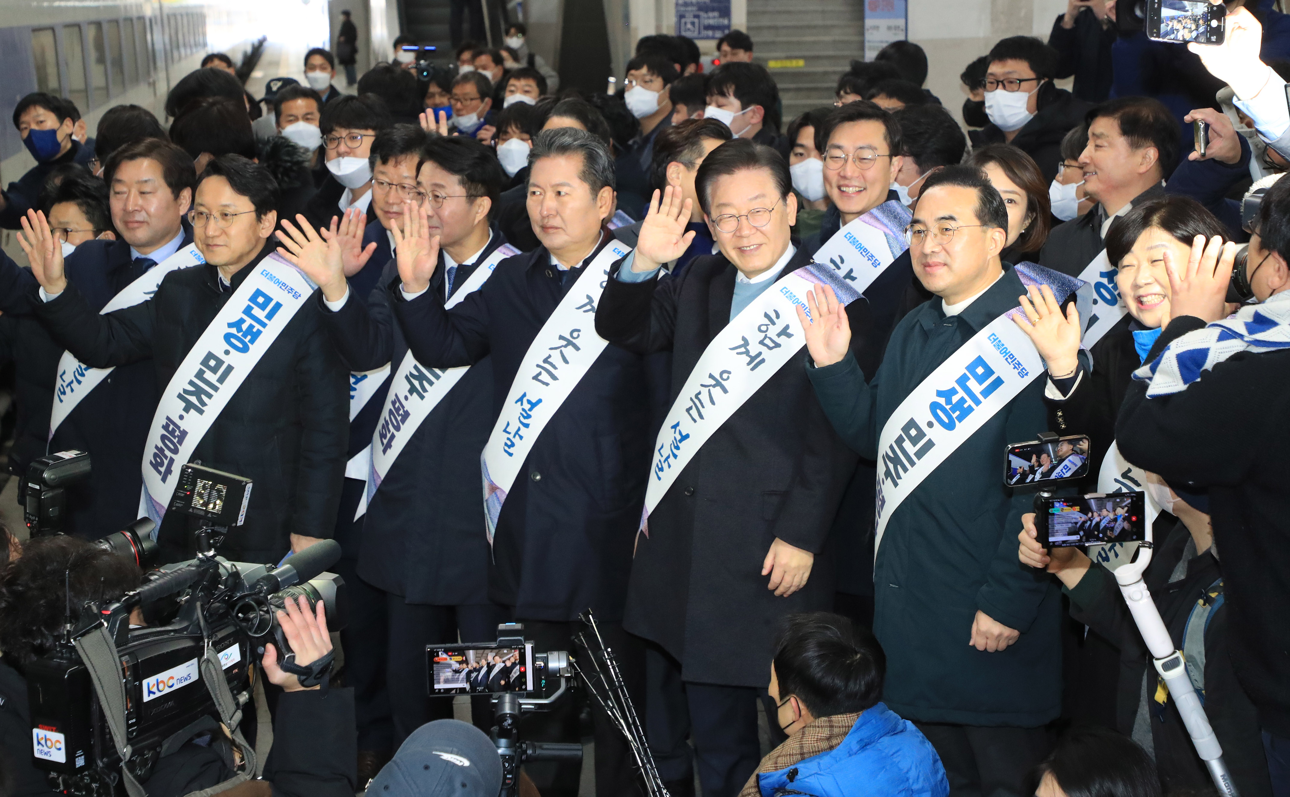 시민들에게 설 귀성 인사하는 민주당 지도부