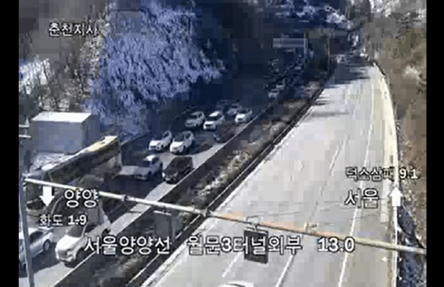 21일 오전 CCTV로 본 서울양양고속도로 월문3터널인근 고속도로에서 차량들이 정체를 빚고 있다. 2023.1.21