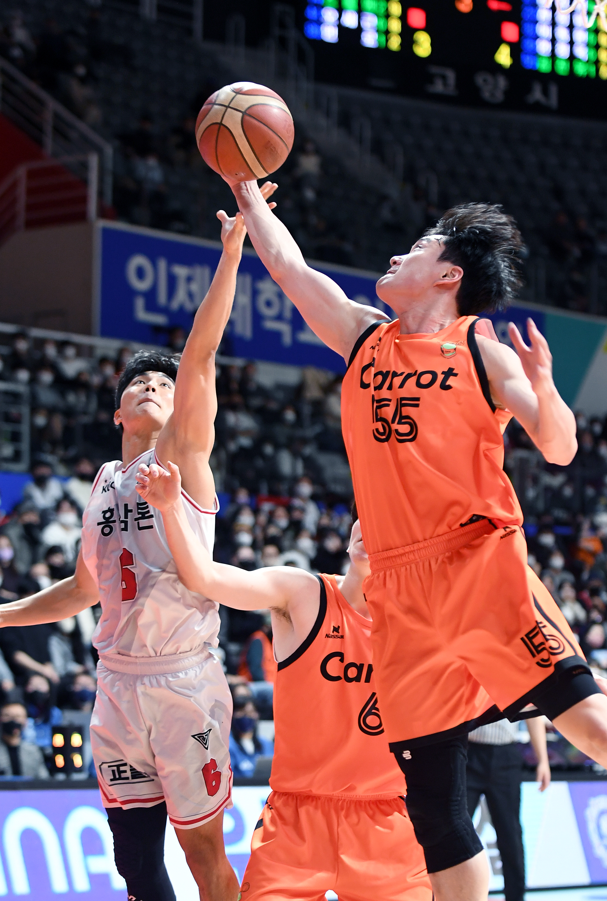 고양 캐롯 김진유(오른쪽)가 21일  안양 KGC 전에서 무려 17개의 리바운드를 따냈다. KBL 제공