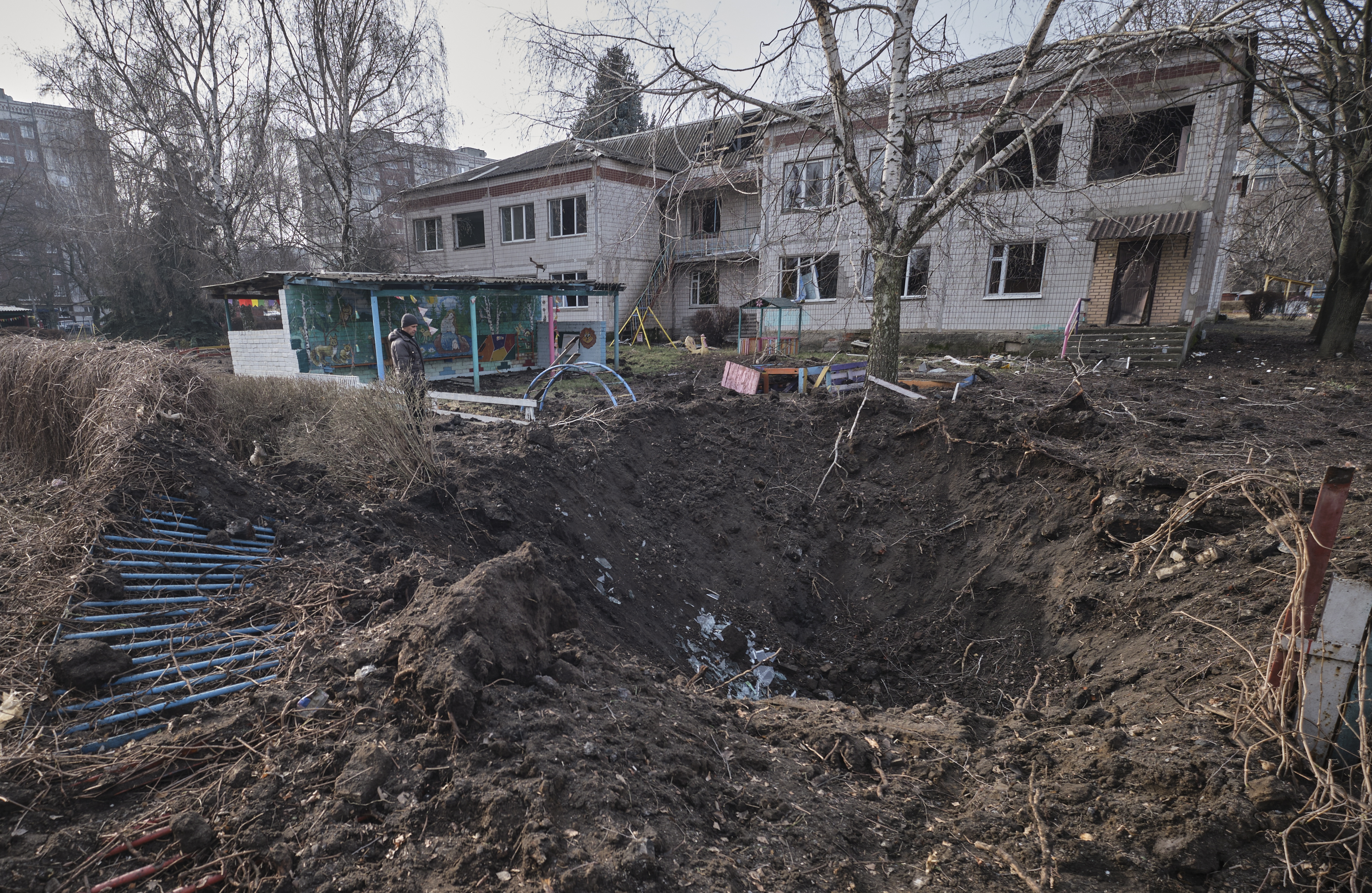 지난 20일(현지시간) 러시아의 로켓 폭격을 당한 우크라이나 동부 도네츠크 크라마토르스크 지역의 유치원 외부 모습. EPA 연합뉴스