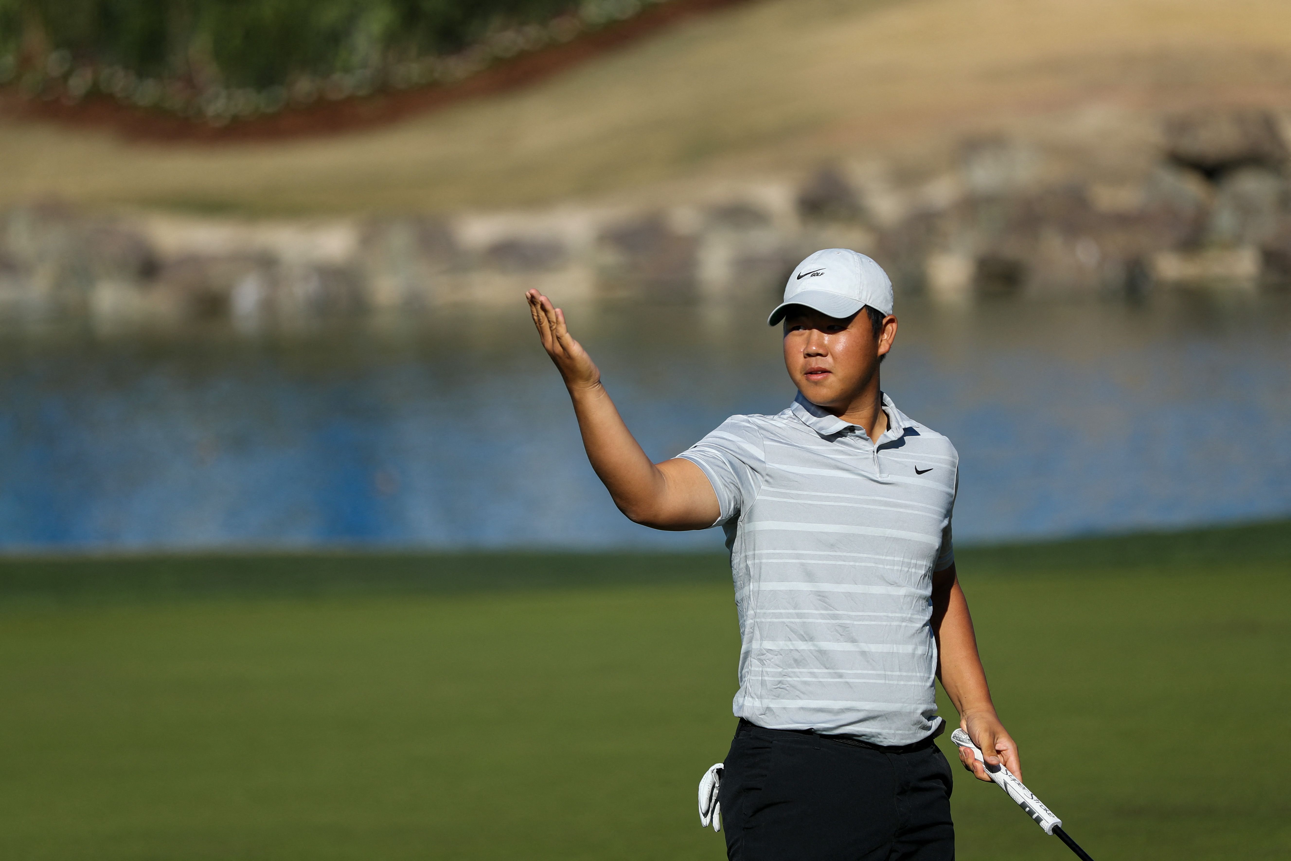 김주형이 22일 PGA 투어 아메리칸 익스프레스 3라운드 18번홀 그린에서 팬들에게 인사하고 있다.  AFP 연합뉴스