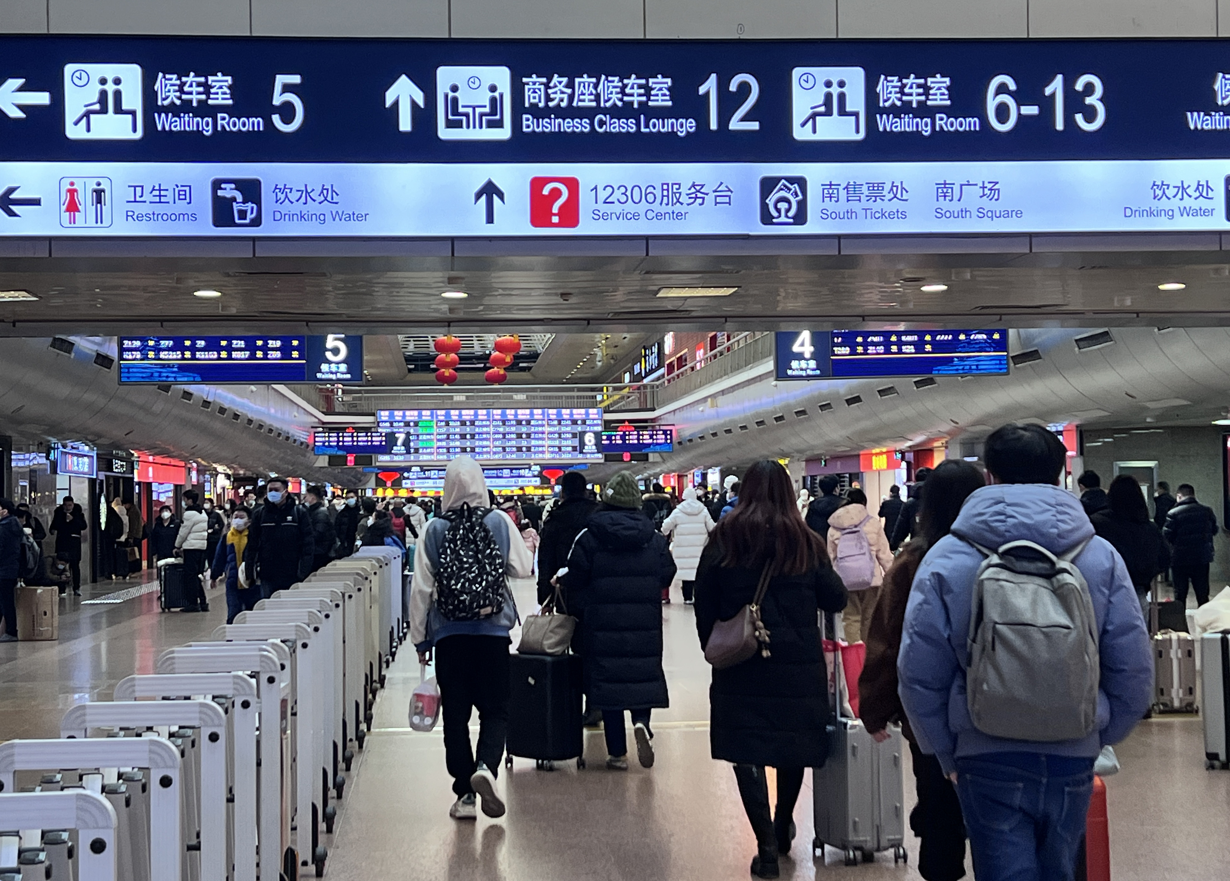중국 춘제 앞두고 기차 기다리는 사람들