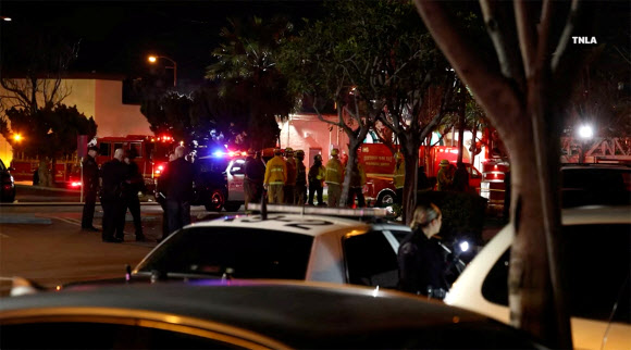 총격 사건이 발생한 다음날인 22일(현지시간)  미국 캘리포니아주 로스앤젤레스(LA)  근교 몬트레이 파크 현장에 출동한 경찰들이 초등 대응에 몰두하고 있다. 스크린샷 로이터 연합뉴스