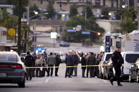 22일(현지시간) 경찰들이 미국 몬테레이 파크의 총기난사 사건이 난 지역에 출동한 모습. AP