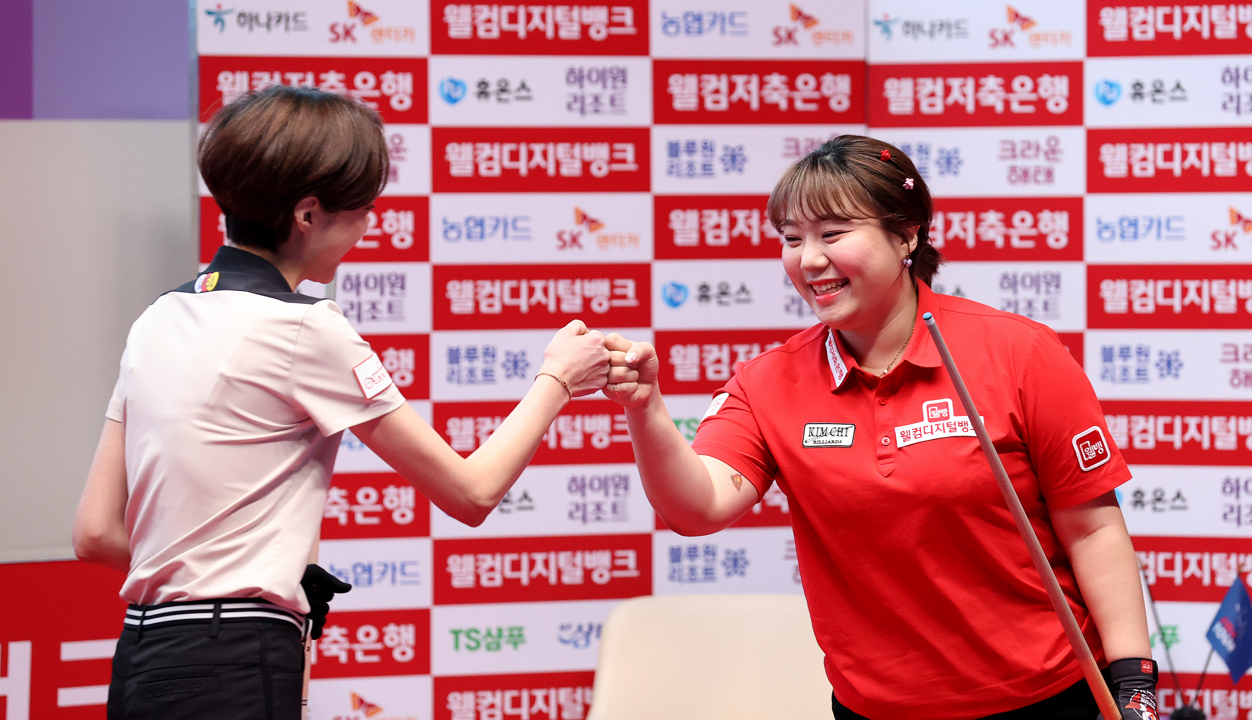 23일 LPBA 투어 공동 최다승 챔피언 임정숙이 결승 상대 김예은과 인사를 나누고 있다. [PBA 제공]