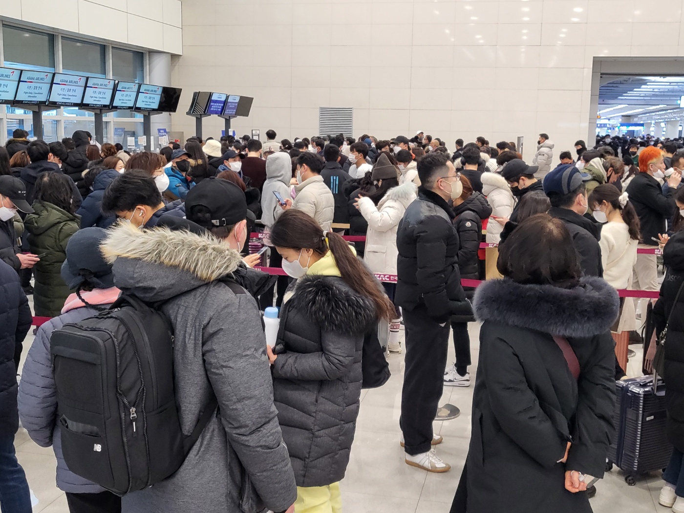 24일 제주공항 발권창구 앞에 항공기 결항으로 발 묶인 여행객들이 예약변경을 하기 위해 줄을 서고 있다.