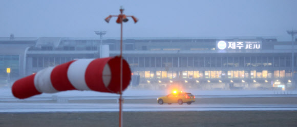 설 연휴 마지막 날인 24일 오전 제주국제공항 활주로에 세찬 눈보라가 몰아치고 있다. 2023.1.24 연합뉴스