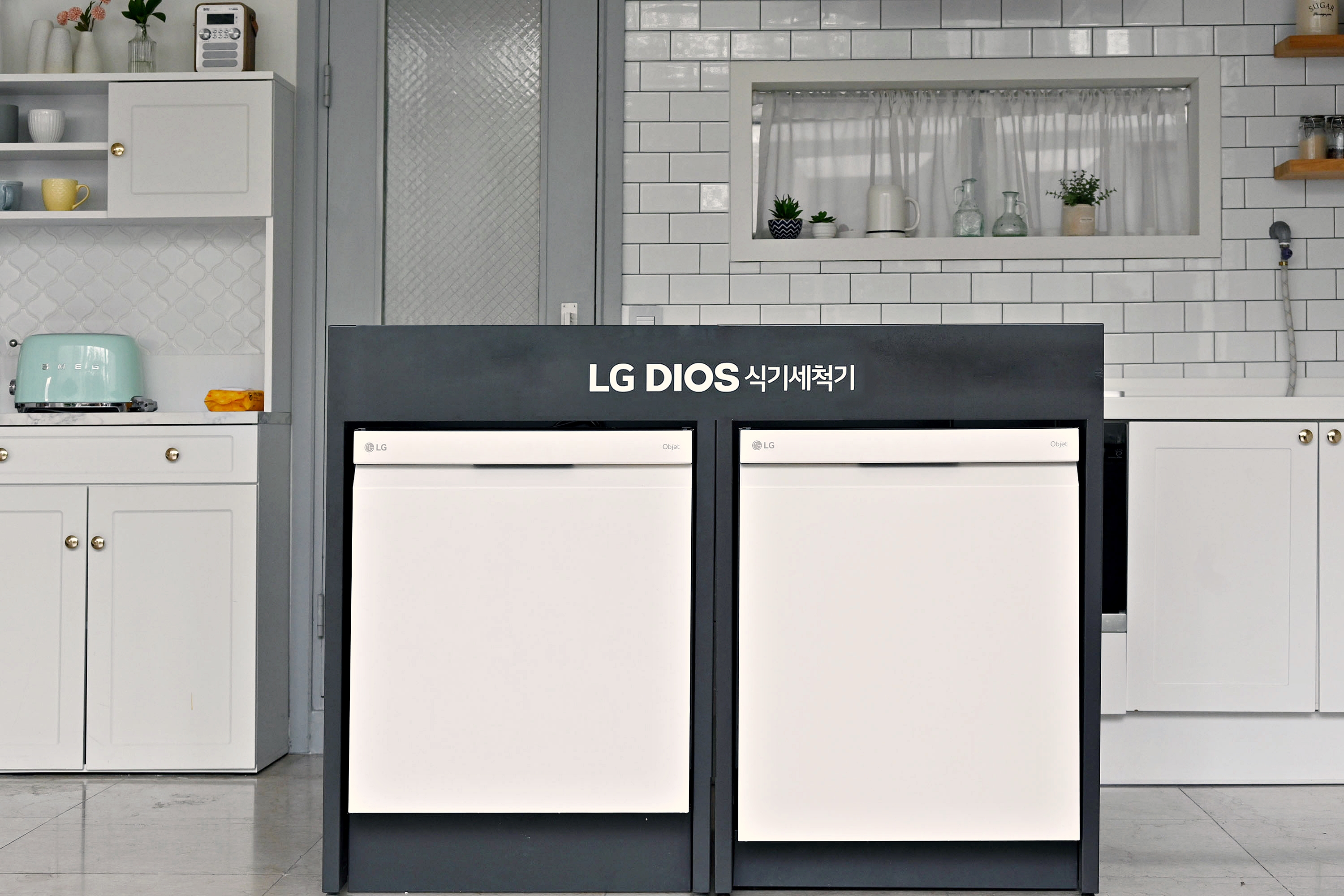 LG전자가 26일 출시하는 LG 디오스 식기세척기 14인용 신제품(오른쪽)이 기존 12인용 제품과 나란히 전시돼 있다. 신제품은 기존제품에 비해 하단부 높이가 낮아, 최근 인테리어 추세를 따랐다. LG전자 제공