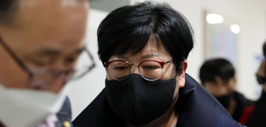 이태원 참사 유족에게 막말을 해 공분을 산 김미나 창원시의원이 지난 2023년 창원시의회에서 열린 윤리심사자문위원회에서 소명을 마친 후 취재진의 질문에 입을 다문 채 나오고 있다. 연합뉴스