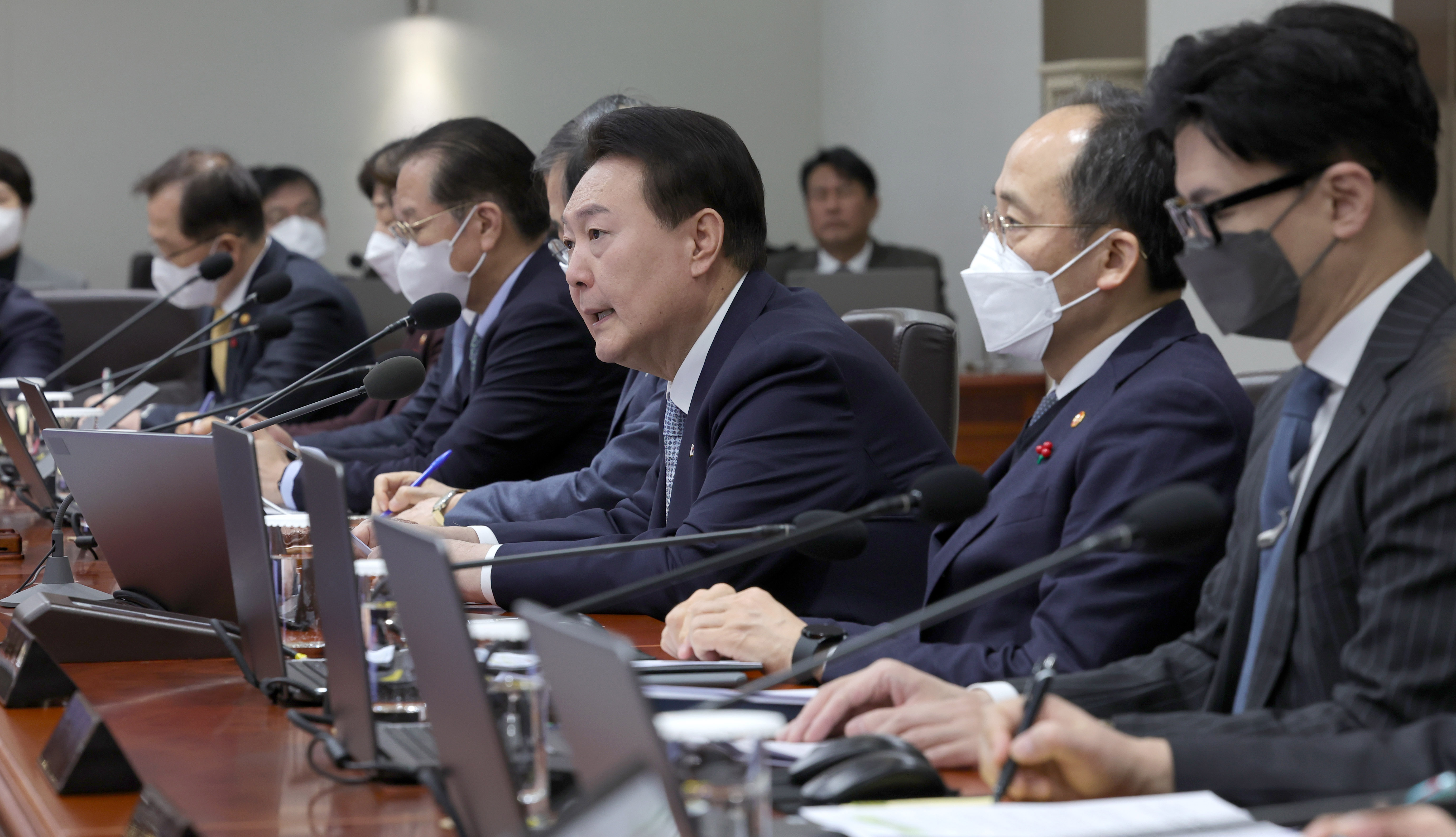 윤석열 대통령이 25일 용산 대통령실 청사에서 열린 국무회의에서 모두발언을 하고 있다. 박지환 기자