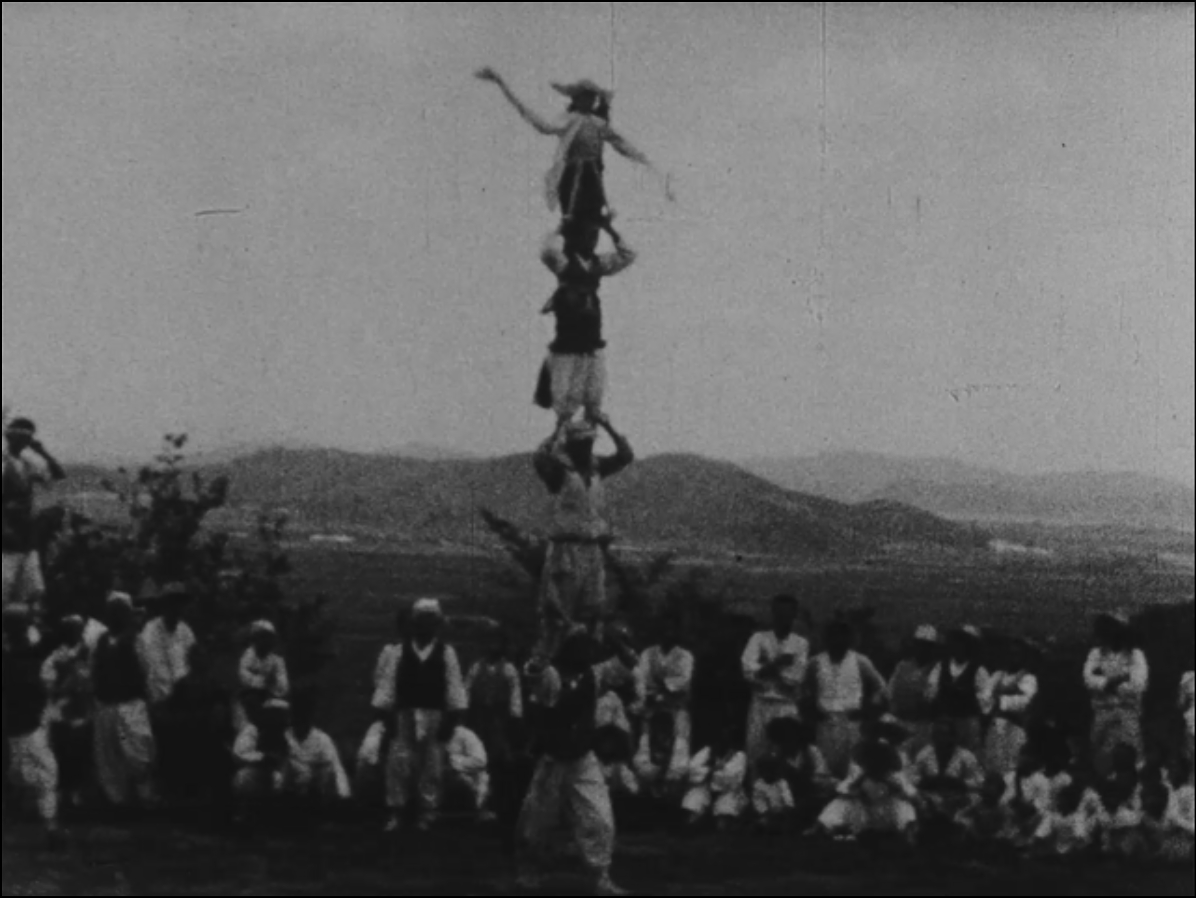 1935년 촬영한 것으로 추정되는 남사당패 풍물놀이 등 20세기 초중반 한국의 모습을 담은 생생한 영상이 공개됐다. 한국영상자료원 제공