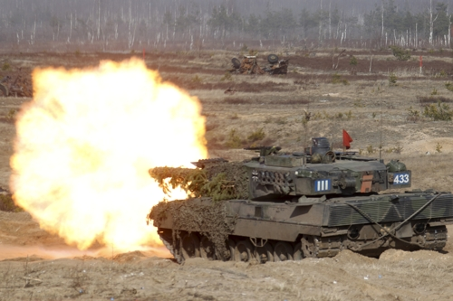 독일 병사들이 레오파드2 전차와 함께 2021년 3월 26일(현지시간) 라트비아 아다지 군기지에서 실시된 북대서양조약기구(NATO·나토) 훈련에 참가하고 있다. 아다지 EPA 연합뉴스
