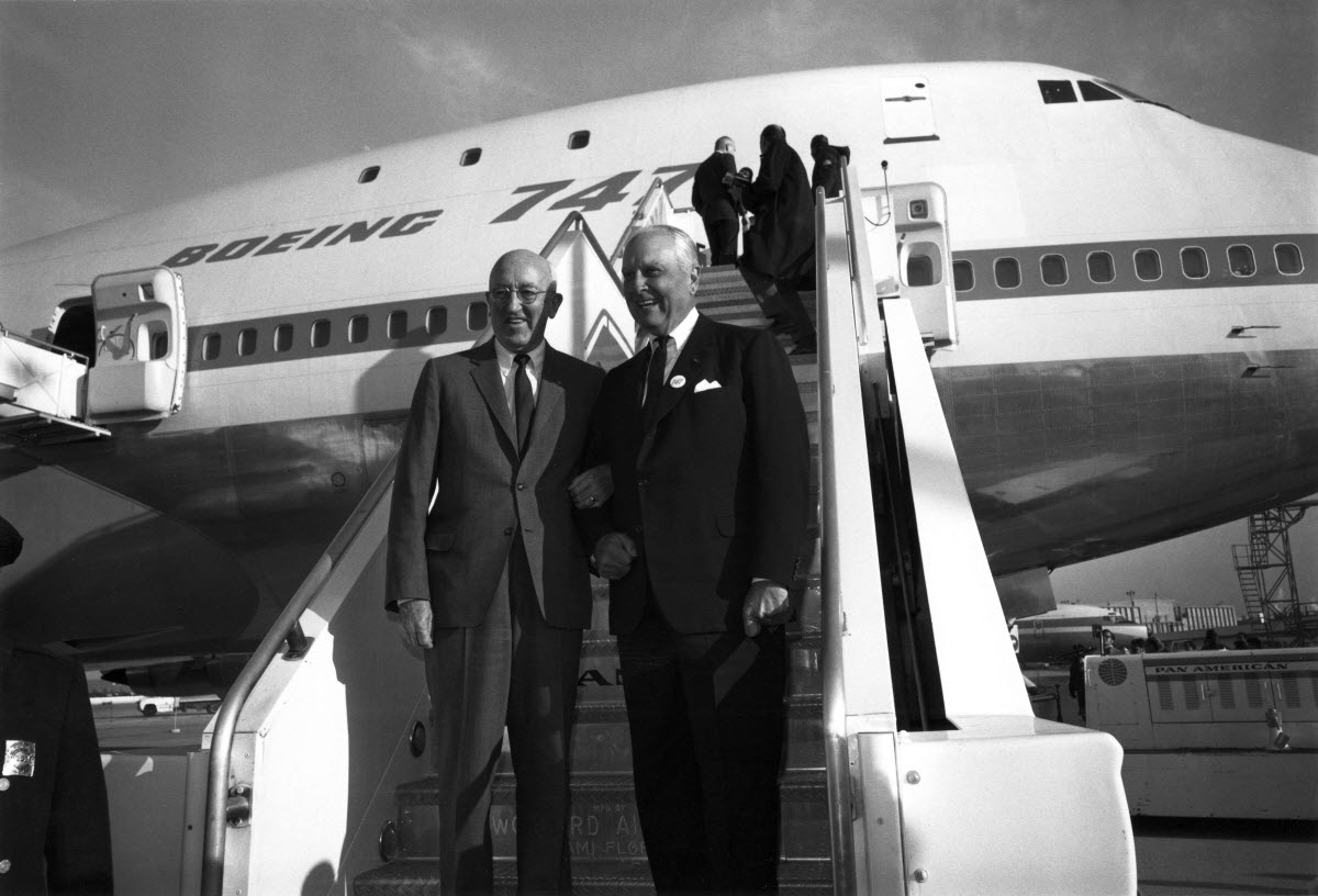 1968년 747 론칭 행사에 참석한 당시 보잉 사장 빌 알렌(왼쪽)과 팬암 CEO 후안 트립(오른쪽).  보잉사 제공.