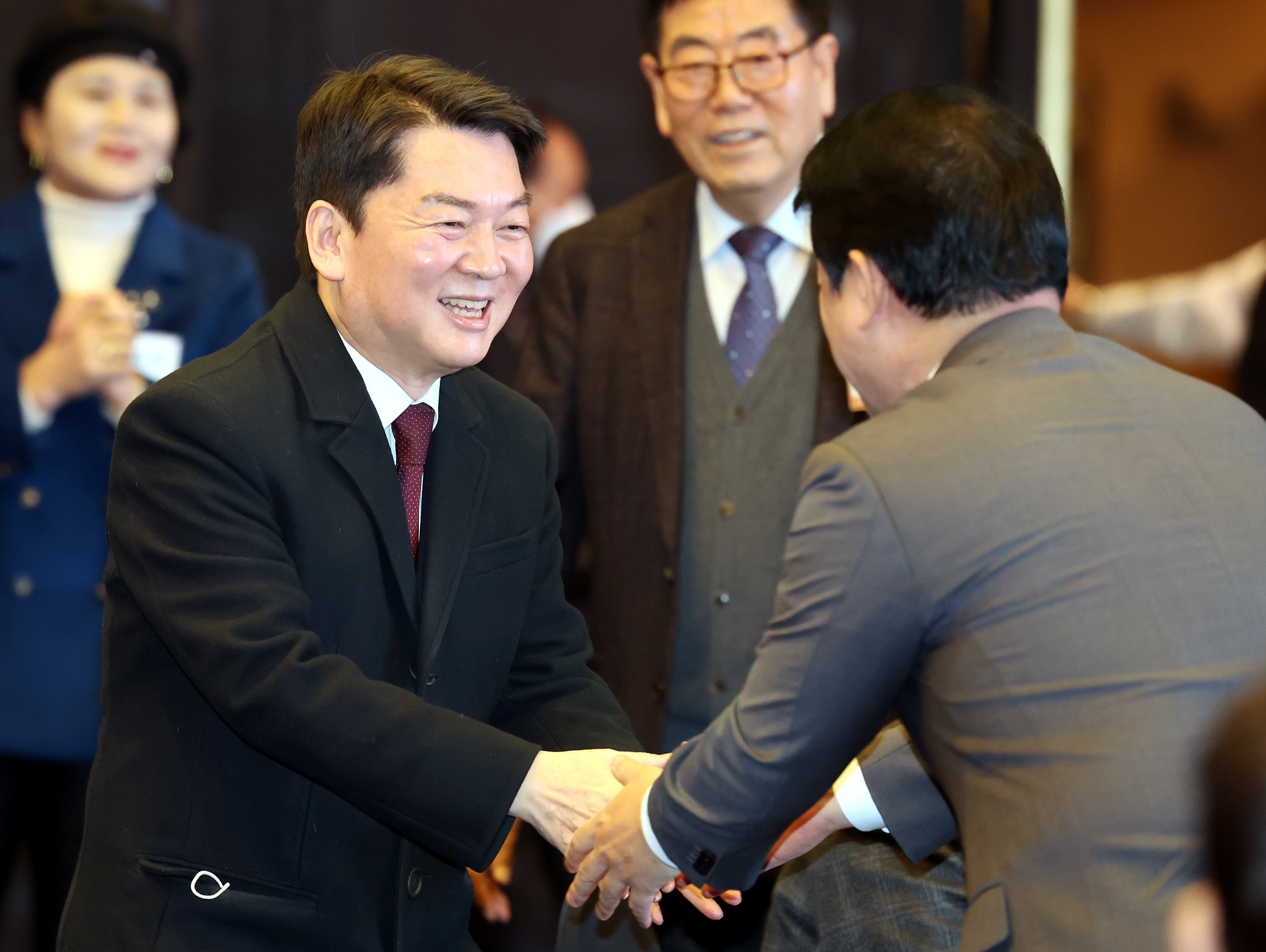 인천 경제인들과 인사하는 안철수 의원