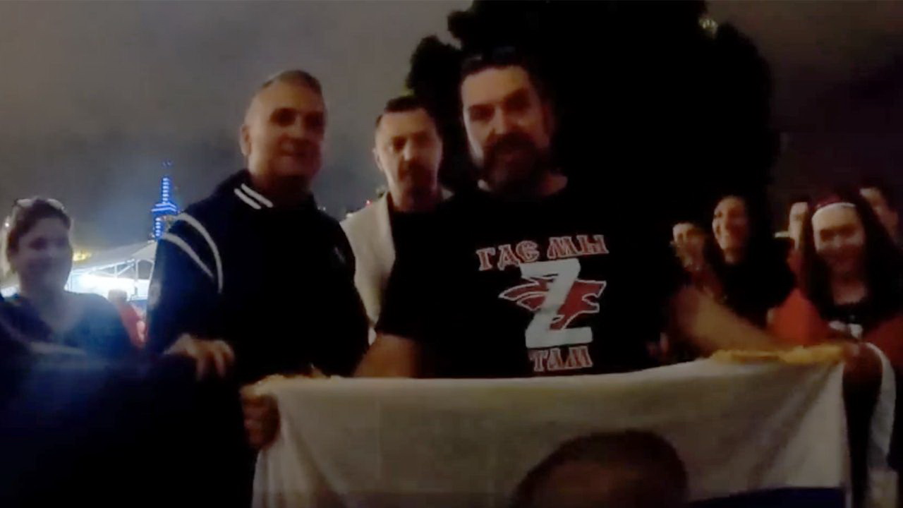 노바크 조코비치의 부친 스르단이 최근 친러시아 성향의 유튜브 채널에 출연, 푸틴의  얼굴이 그려진 러시아 국기를 펼쳐보이고 있다. [오씨 코사크 유튜브 캡처]