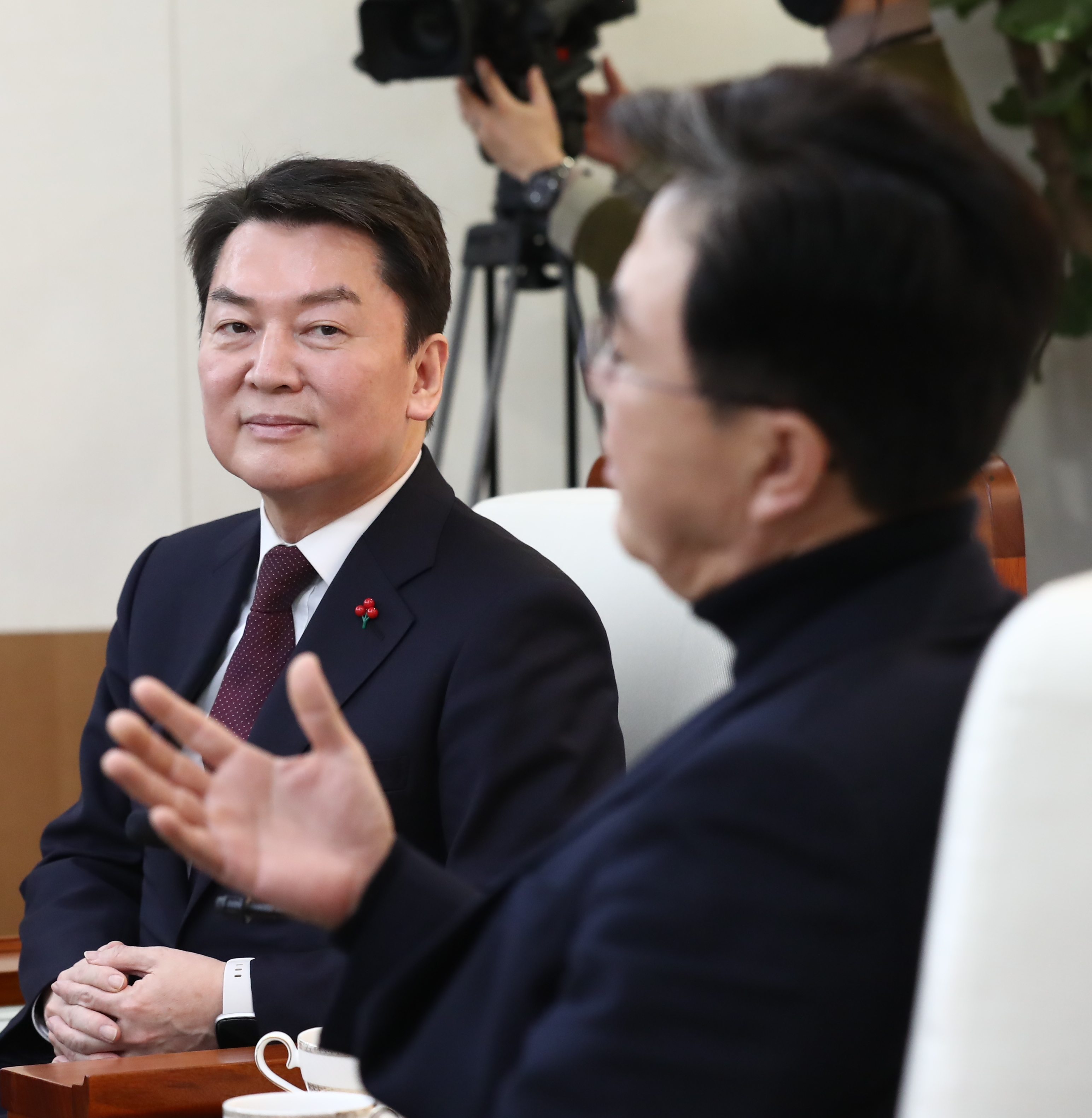 경청하는 안철수 의원  국민의힘 당권주자인 안철수(왼쪽) 의원이 27일 충남도청을 찾아 김태흠 충남지사와 차담을 나누고 있다. 연합뉴스