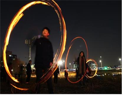 서울 서초구 주최 정월대보름 달맞이 축제에서 한 청소년이 쥐불놀이를 체험하고 있다. 서초구 제공