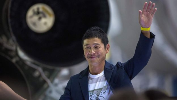 일본 억만장자 마에자와 유사쿠가 지난 2018년 9월 17일 달 탐사 계획에 참가하기로 했다고 밝히며 팰콘9 로켓 옆에서 포즈를 취하고 있다. AFP 자료사진