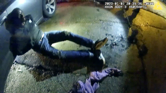 27일(현지시간) 미국 경찰이 공개한 타이어 니컬스 체포 동영상. 지난 7일 경찰의 집단 구타를 당한 그가 널브러져 있다. AP
