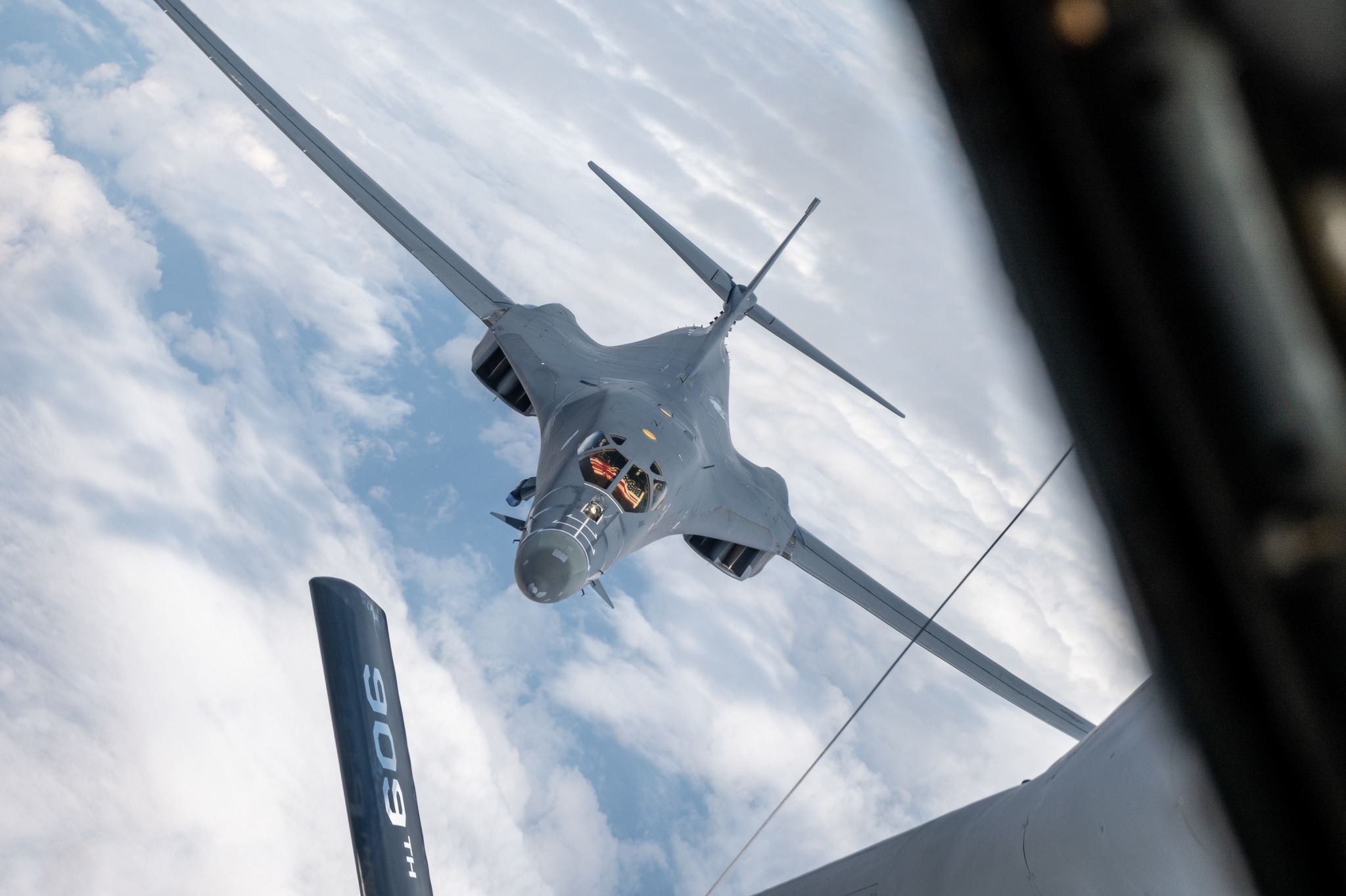 미국 사우스다코타주 엘즈워스 공군기지 소속의 B-1B 랜서 폭격기가 10일(현지시간) 태평양 상공에서 공중급유룰 위해 일본 가데나 공군기지 소속 KC-135 급유기에 접근하고 있다. 2023.1.19 미 공군