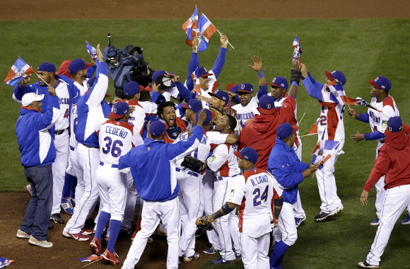 도미니카공화국 2013 WBC 우승  2013년 WBC에서 도미니카공화국 선수들이 우승을 한 뒤 기뻐하고 있다.