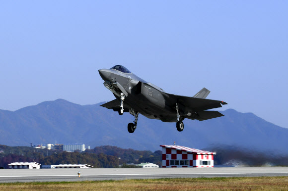 한미 연합공중훈련 ‘비질런트 스톰’(Vigilant Storm)에 참가한 한국 공군 F35A 전투기가 청주기지 활주로를 이륙하는 모습. 티타늄은 전투기 등 고급 군사 응용 분야에 광범위하게 사용된다. 2022.11.1 공군 제공