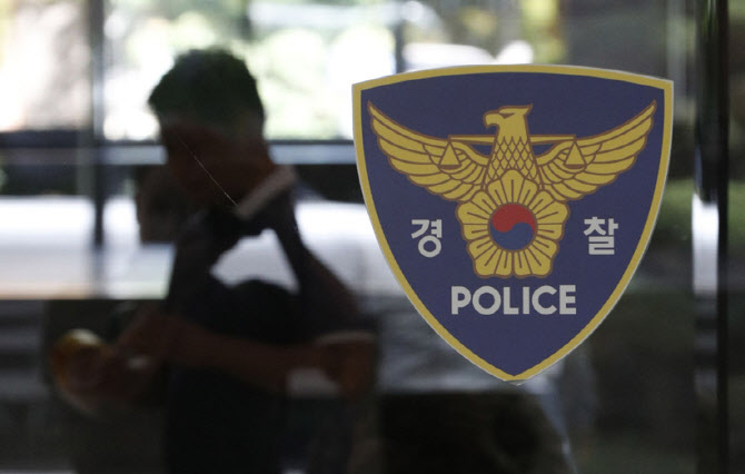 울산의 한 사찰 교육관에서 현금 50만원이 든 봉투를 훔친 50대 경찰에 붙잡혔다.