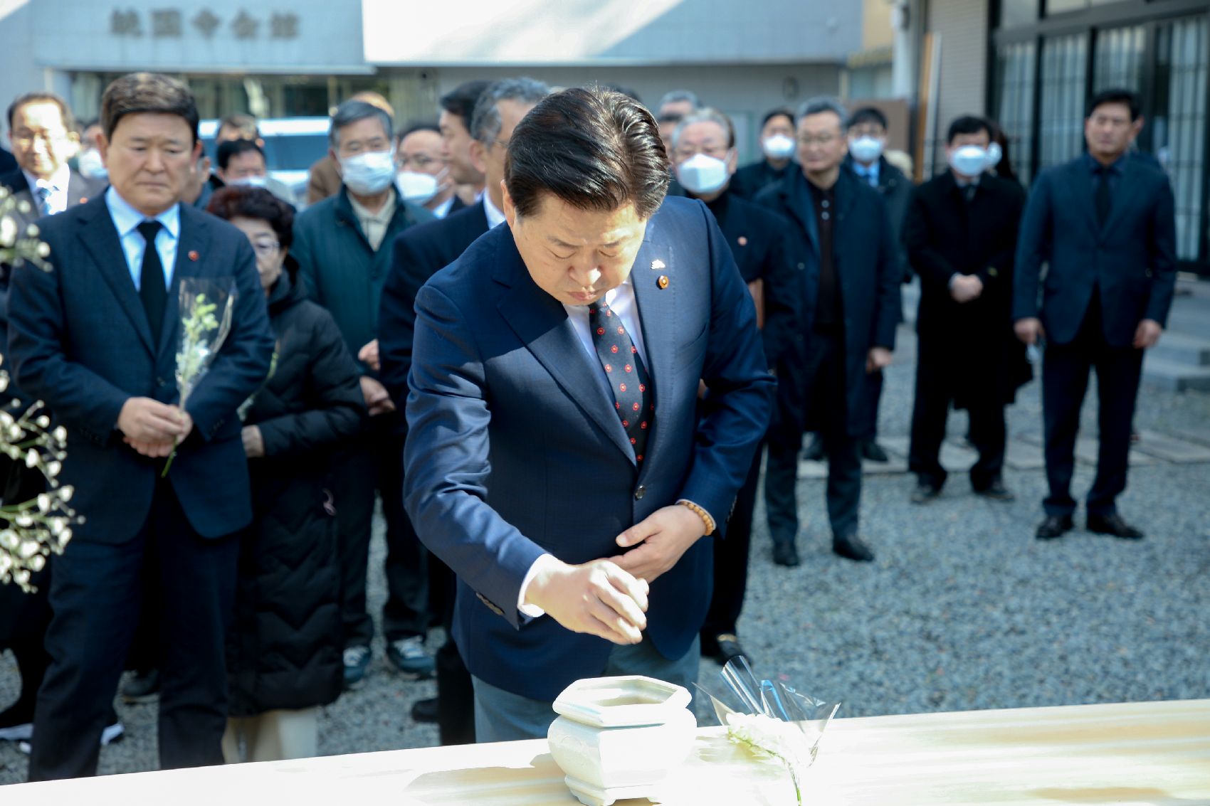 오영훈 제주도지사가 지난 29일 일본 오사카 통국사 재일본 제주4·3희생자 위령비를 참배하고 있다.  제주도 제공