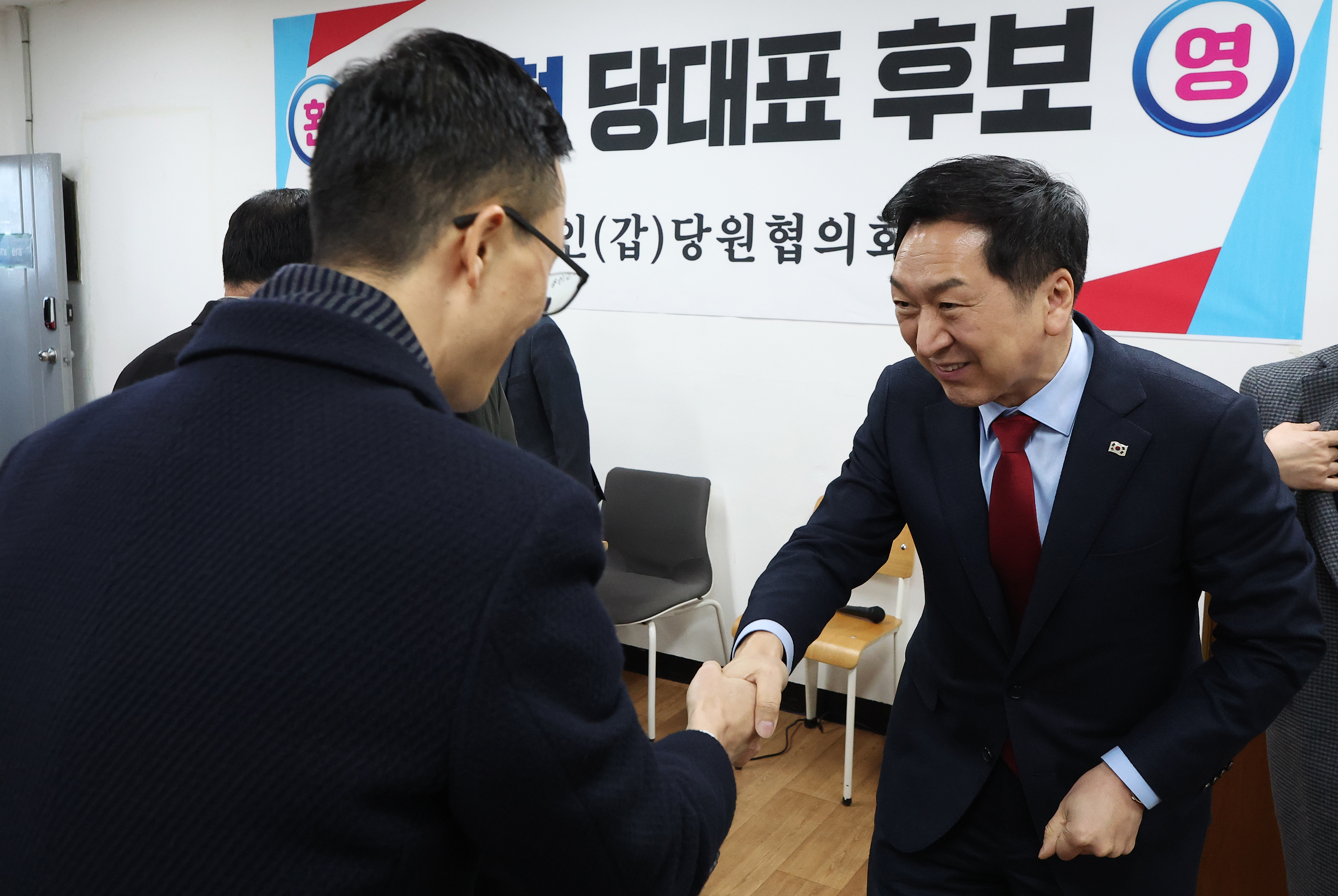 악수하는 김기현 의원