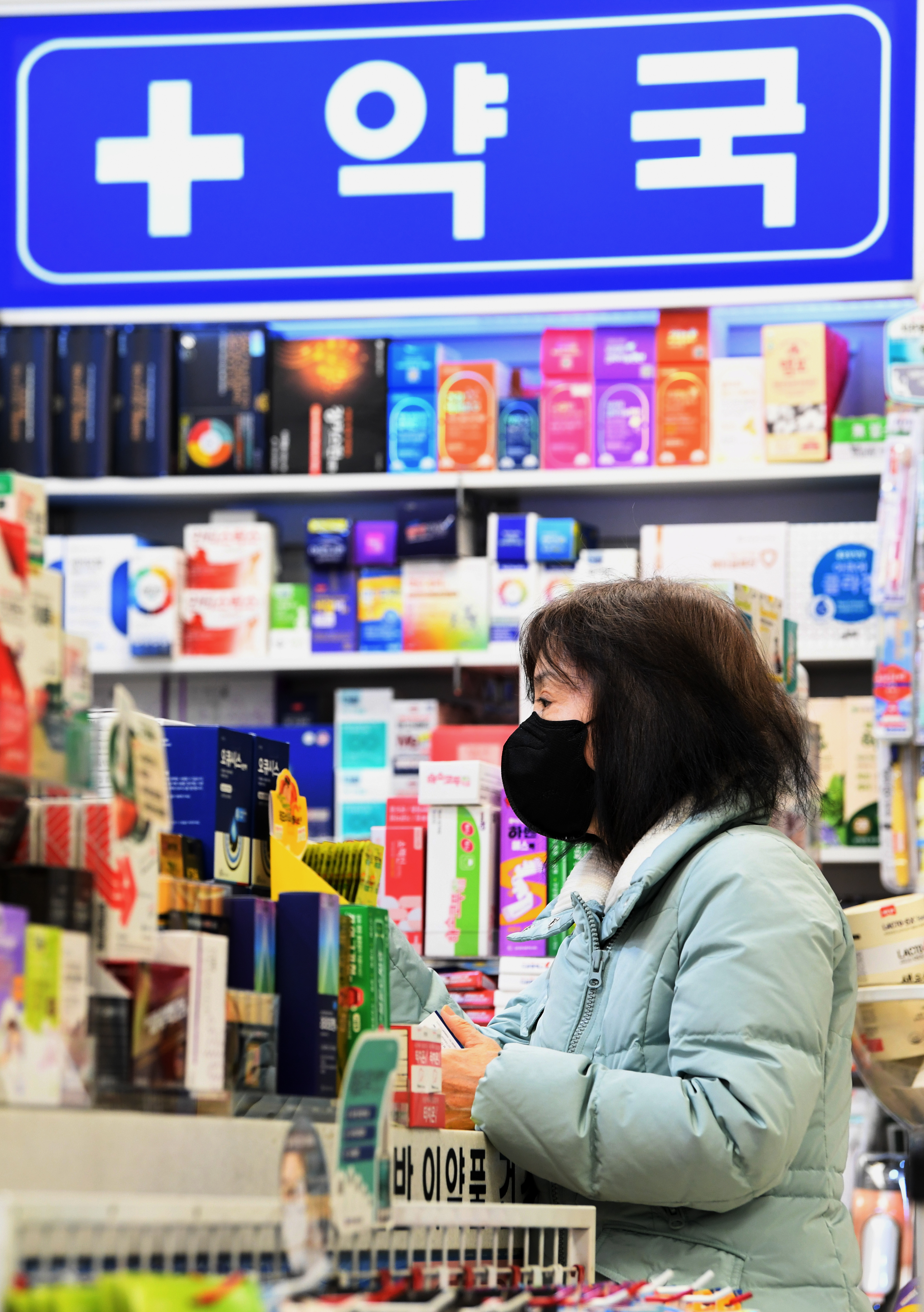 실내 마스크 착용 의무 해제 첫날인 30일 오전 서울의 한 대형마트 내에 있는 약국에서는 여전히 시민들이 마스크를 착용한 채 약을 구매하고 있다. 2023.1.30. 도준석 기자