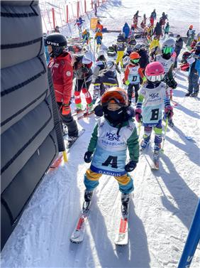 황정훈 군(4)이 지난 28일 강원도 용평리조트에서 열린 ‘GARMIN CUP KYSA 유소년 스키대회’에서 전주자 출발을 위해 대기하고 있다. 한국유소년스키연맹 제공