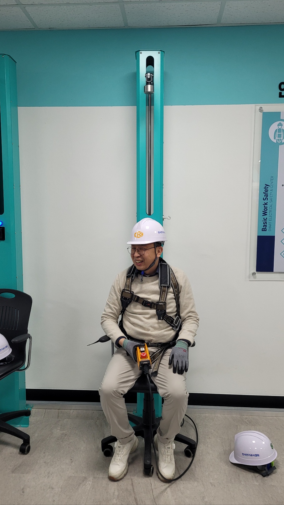 한국전기공사협회 스마트 전기안전 인공지능(AI)센터 내에서 박일순 전기공사인재개발원 안전교육팀장이 안전모 충격 체험 시범을 보이기 위해 앉아 있다.